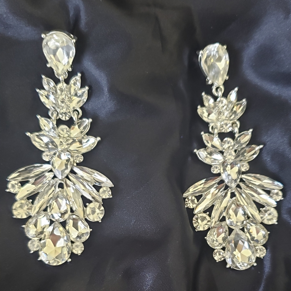 NWT NINEWEST Chandelier Earrings